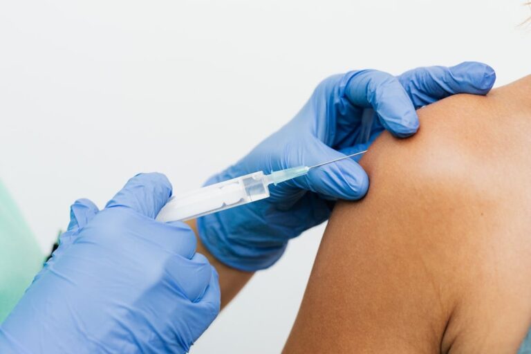 Aplicação da vacina da gripe em adulto no braço
